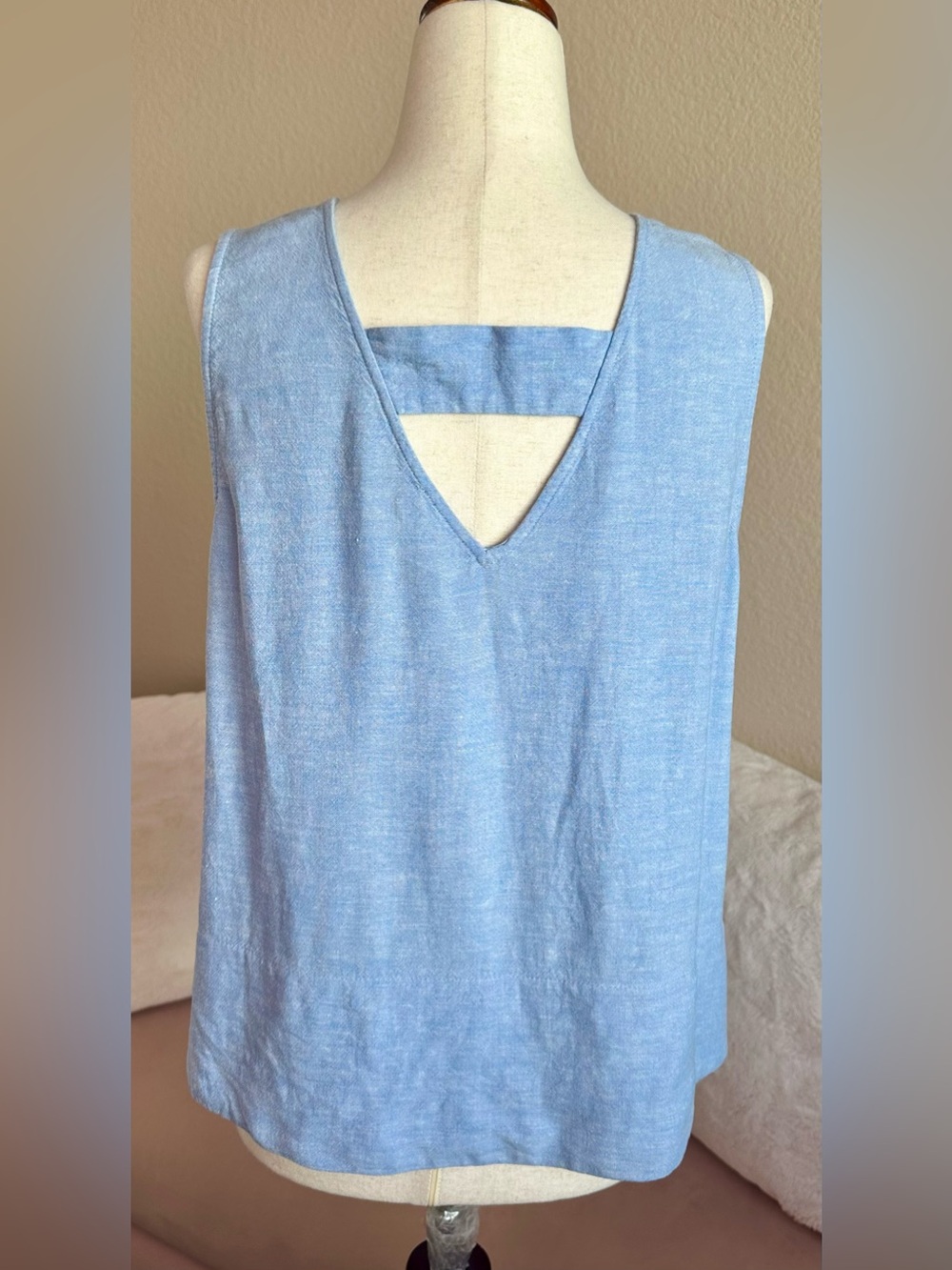 LOFT Linen Blend Tank Top Women’s M Light Blue Cropped Top Strap Across V Back